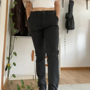 JACK&JONES KOSTYMBYXOR  - Jag säljer dessa fina JACK&JONES kostymbyxor eftersom att jag inte använder dom. Är endast använda 1 gång och är därför i ett väldigt bra skick. De står att är en Slim/marco fit.