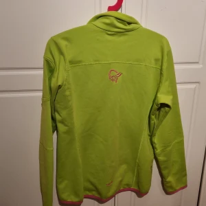 Norröna  - Värmande tröja från Norröna. Fint skick. Liten fläck på armen kan gå bort med galltvå eller i tvätt. Strl L. 