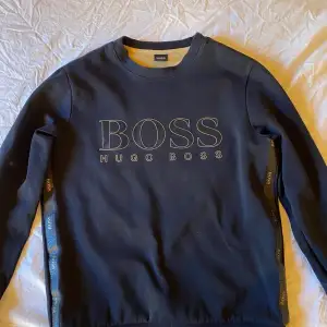 Säljer min Hugo boss tröja som är köpt från Hugo boss. Den är ny skick och har inga skador osv. Det är en kill modell men passar på både tjejer och killar. Säljer den för att jag har tröttnat på den. Kvitto och påse finns.(TRYCK INTE PÅ KÖP NU!)💕