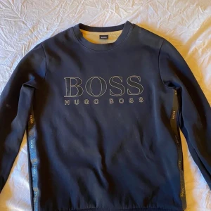 Hugo boss sweatshirt  - Säljer min Hugo boss tröja som är köpt från Hugo boss. Den är ny skick och har inga skador osv. Det är en kill modell men passar på både tjejer och killar. Säljer den för att jag har tröttnat på den. Kvitto och påse finns.(TRYCK INTE PÅ KÖP NU!)💕