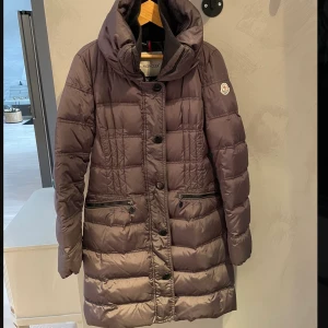 Moncler jacka - Säljer denna snygga och oanvända jacka ifrån moncler i storlek S. Kan skicka eller mötas upp.