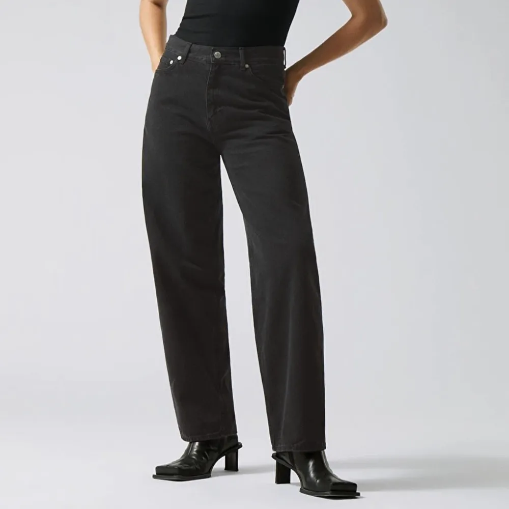 Baggy jeans från Weekday i modellen Rail!  Storlek 25/30 men passar även större och mindre storlekar beroende på hur man vill att de ska sitta!☺️ Köparen står för frakten!🚚. Jeans & Byxor.
