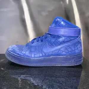 Nike Air Force 1 High City Collection Paris (GS) ! jätte rare skor, säljs för 6000kr online i storlek 42 (säljs inte ens i denna storlek). second hand fynd, acceptabelt skick men aldrig använda av mig. säljer då jag själv tyvärr har storlek 39 i skor..