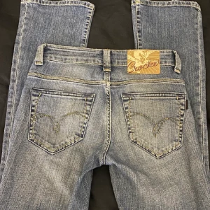 Lågmidjade jeans från crocker  - Säljer nu ett par supersnygga jeans från crocker i nyskick! Lågmidjade och bootcut. Midjemått: 31cm rakt över.  Innerbenslängd: 76cm.  Hör av er vid frågor 💙Direktpris: 500