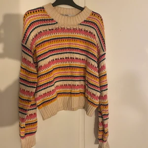 Stickat från Zara - Super fin virkad tröja från Zara jag köpte förra sommaren🌸 använd fåtal gånger så tröjan är i toppskick! Skriv vid funderingar, fler bilder, köp eller prisdiskussion 🫶🏼köpare betalar önskad frakt 📦 