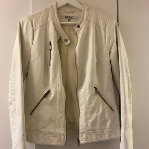 Skinnjacka  - Vit skinnjacka, köpt för längesen men knappt använd. 