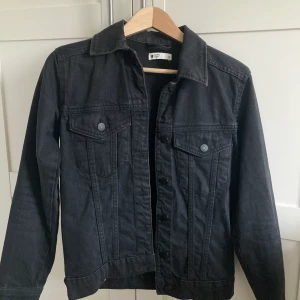 Svart jeansjacka Gina Tricot - Svart jeansjacka från Ginatricot i storlek xs. Jackan är i ”vanlig” modell och bra skick. 