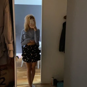 Mörkblå kjol med vita stjärnor  - Säljer den för använder inte den, den är lite längre en vad den är på bilden men man kan vika upp den om man inte vill ha den så lång