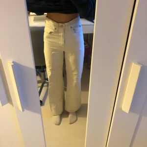 Levis High Waist Jeans - Säljer ett par vita highwaist jeans från Levis, men köpta här på plick. Välanvända. Jag är 160cm och dessa skulle passa dig som är lite kortare, kanske 155cm? Kontakta vid frågor😇 köparen står för frakten. 