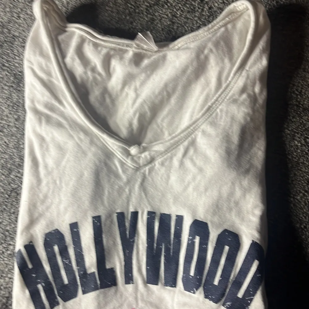 en fin t-shirts som det står hollywood california . T-shirts.