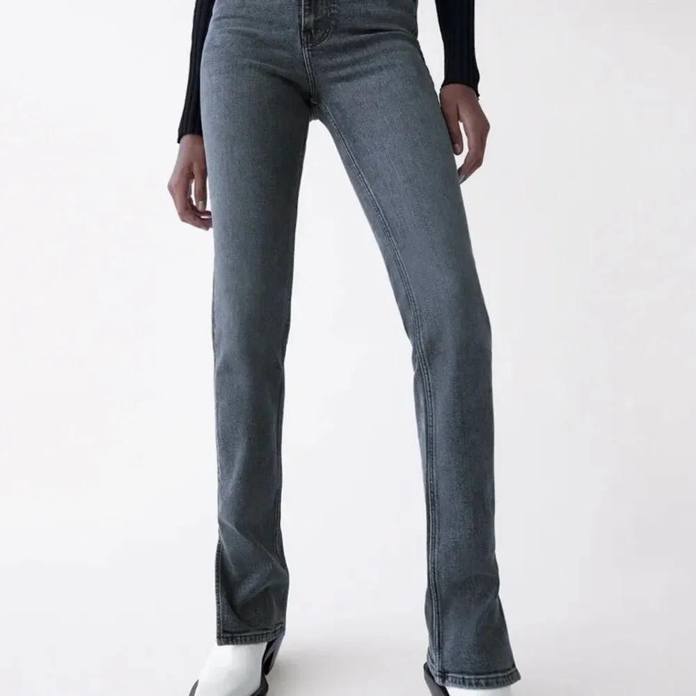 Gråa jeans med tight passform och split på utsidan. Riktigt snygga och långa i benen, passar perfekt på mig som är 173, men går självklart att sy upp om man är kortare. Finns egna bilder att få🙌🏼. Jeans & Byxor.