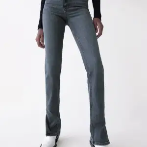 Gråa jeans med tight passform och split på utsidan. Riktigt snygga och långa i benen, passar perfekt på mig som är 173, men går självklart att sy upp om man är kortare. Finns egna bilder att få🙌🏼
