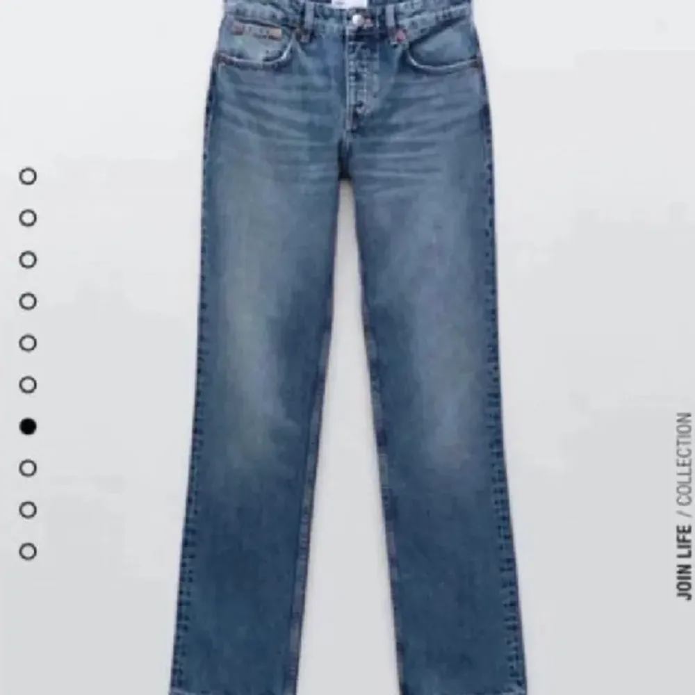 Säljer dem här mid Rise slutsålda byxorna från zara💕. Jeans & Byxor.