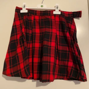 Rutig kjol - Söt kjol från hm som är förstod för mig och säljer därför 