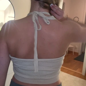 Topp  - Säljer denna topp med öppen rygg🤍