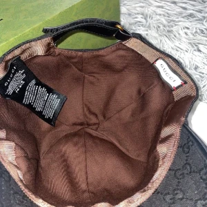 Gucci keps  - Gucci keps helt ny använt bara några gånger 