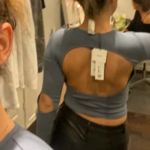 Tröja från zara - Grå/blå slutsålt dröja från zara. Togg slut ganska snabbt då den e populär. Storlek Xs-S Men passar även M. Spårbar frakt på 66 kr  Tröjan är endast använd vid 2 tillfällen.