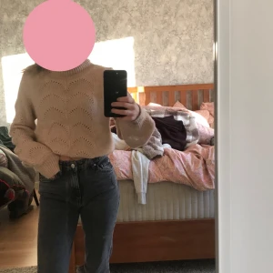 Mysig stickad tröja - Mysig stickad tröja från Gina i storlek xs.