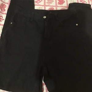 Svarta jeans - Frakt: 63kr -oanvända  -skriv privat för fler bilder 💘