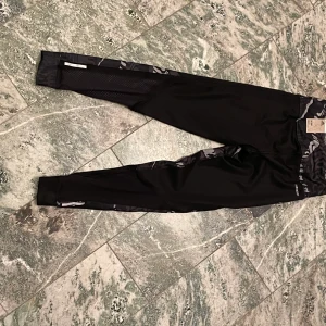 Adidas running tights high Rise - Helt oanvända running tights från Adidas med hög midja. Inköpta oprövade på rea och visade sig vara för små. Köparen står för frakten