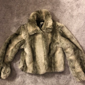 Pälsjacka  - Skitsnygg pälsjacka som är lite croppad! Kontakta för mer bilder 