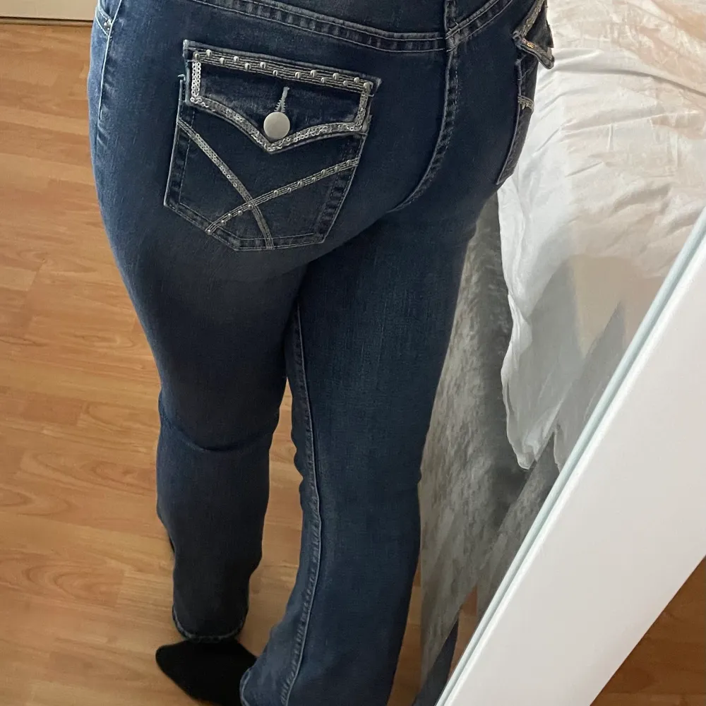 Hej, säljer nu dessa jätte coola bootcut jeansen då de inte riktigt är min stil. Jeansen är sen innan köpta på shein men har super bra material och är bland dom skönaste jeansen ja har haft på mig!  De är stretchiga och följer kroppens former jätte fint🤍. Jeans & Byxor.