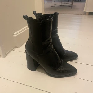 Klackskor  - Snygga och bekväma klackskor i stl 37. Endast använda fåtal gånger. Finns i centrala malmö 