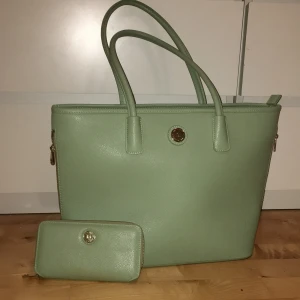 Ljusgrön väska  - Oanvänd, 2 månader gammal toppenskick