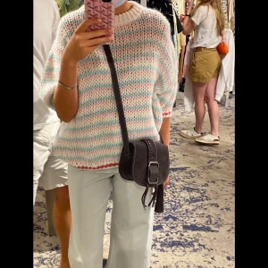 Väska Ba&sh /shoulder bag  - Säljer denna fina väska från Ba&sh, mindre än ett år gammal och i gott skick. Väskan är i mocka och kostade ursprungligen 3170kr, se modellen på hemsidan ”Teddy small shoulder bag”. Väskan kan fraktas! Går att justera bandet! Bättre pris vid snabb affär🌸💕