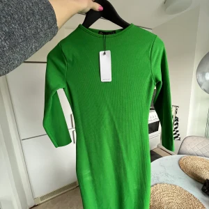 Oanvänd grön klänning💚 - Från Asos, storlek 36.
