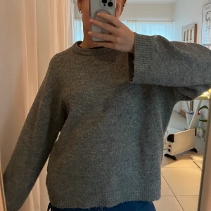 Stickad tröja grå - Från Lager 157! Mycket bekväm och lätt. Lite nopprig annars bra skick. Stl M. 