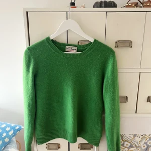 Kashmir tröja  - En stickad tröja i Kashmir i storlek xs men sitter som en s, köpt second hand💚