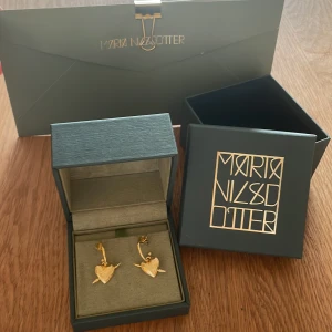 Örhängen från Maria nilsdotter  - Säljer mina örhängen från Maria nilsdotter, priset för båda är 4000, nypris är 2495kr styck (4990 totalt). Säljer tillsammans eller styckvis för 2000kr❤️Köpta i augusti och i perfekt skick💕