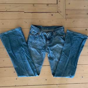 Lågmidjade jeans från Levis med bootcut🔥 Superfint skick och nytvättade, därav lite skrynkliga. Kontakta för att köpa!💕 W28 L34
