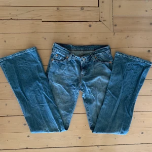 Lågmidjade jeans - Lågmidjade jeans från Levis med bootcut🔥 Superfint skick och nytvättade, därav lite skrynkliga. Kontakta för att köpa!💕 W28 L34