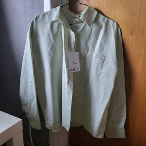 Breezy shirt från Djerf Avenue i färgen grön. Storlek S, oversized. Aldrig använd och i mycket fint skick.