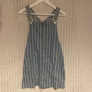 Hängselklänning med vita ränder storlek L - Super fin jeans hängsel klänning, super bra skick.