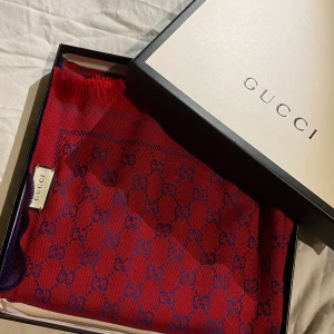 Gucci halsduk - Säljer min fina Gucci halsduk då den inte kommer till användning. Använd max 5 gånger. Kommer med lådan. Köpt på Gucci butiken i Prag. Skriv för fler bilder eller andra funderingar ❣️