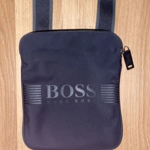 Hugo Boss - Säljer nu den här äkta Hugo Boss väskan i jätte bra skick, som ser helt ny ut. Kan skicka fler bilder vid intresse👍