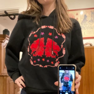 Hoodie från Sandro - Hoodie från märket Sandro. Välbevarad i storlek XS/S och motivet är en lejon. 