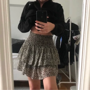 volangkjol kappahl - populär slutsåld volangkjol från kappahl, storlek 170, skulle säga att den passar xs,s och m eftersom att kjolen är jättestretchig