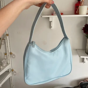 Blå väska - Söt babyblå axelväska från monki