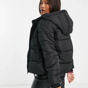 Svart dunjacka - Svart dunjacka/pufferjacket i strl S. Köpt på Nelly, använd en säsong. Nypris ca 600kr 