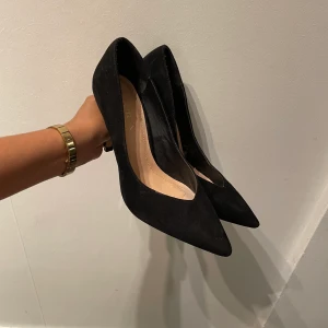 Snygga klackskor 🌟 - Säljer mina klackskor somÄr i super fint skick! 🌟 endast använda en gång säljs då de är för stora för mig 🌸