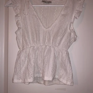 Så fin topp  - Så underbar snygg topp som passar till shorts eller jeans kanske?? Så snygg isf