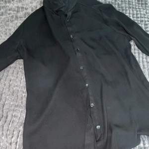 Den här långärmade svarta skjortan säljer jag för 150. Den är storlek S och genomskinlig. Mer frågor ställs i dm. :)