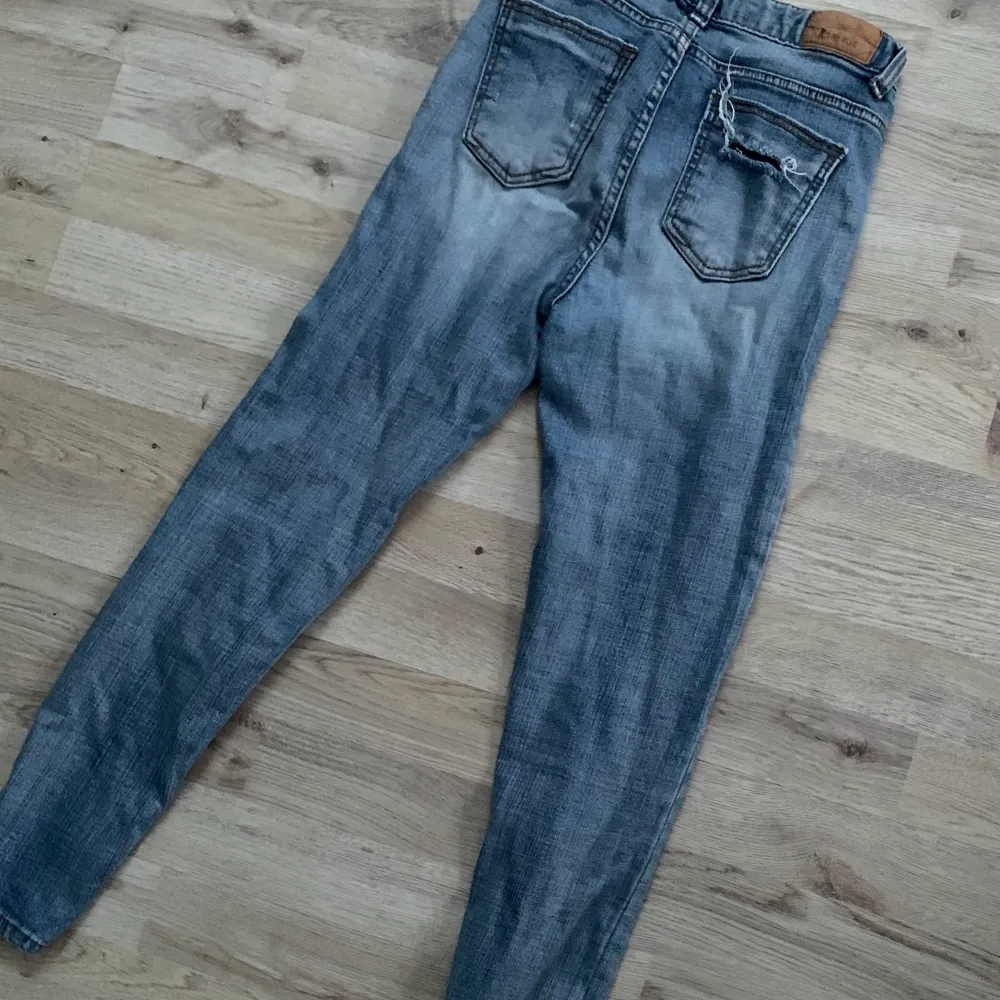 Fina jeans som tyvärr inte kommer till användning nåmer. De är i storlek s men tycker snarare dom passar en xs. . Jeans & Byxor.