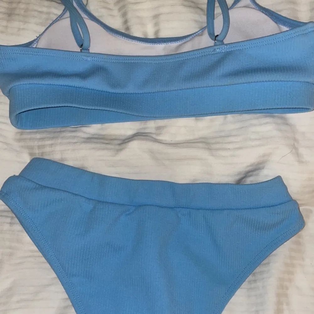 Säljer denna supersnygga blåa bikinin i storlek S. Den har inlägg i toppen och underdelen är lite lite högmidjad till ungefär naveln. Säljer då den inte kommer till användning. Knappt använd alls och i nyskick! Skriv privat för fler bilder! 💓. Övrigt.