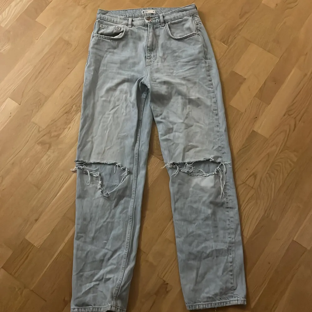 Ljusblåa jeans från Gina tricot med hål i knäna.🤍. Jeans & Byxor.