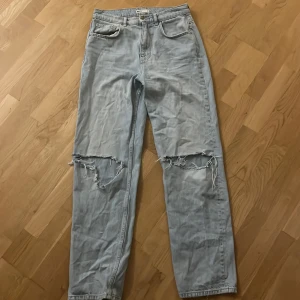 Gina tricot jeans - Ljusblåa jeans från Gina tricot med hål i knäna.🤍